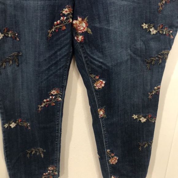 Lori Felt| Jeans| Women’s| Size 28W| Denim| Embroidered floral Jeans, Classic - Picture 5 of 15